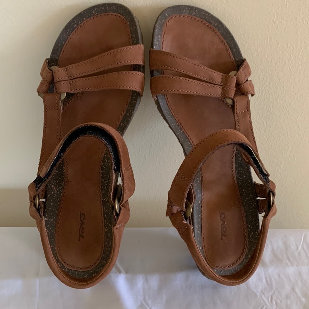 Teva Ysidro women’s size 7.5 brown sandal with adjustable Velcro straps.